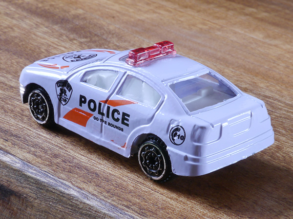 パトカー風ミニカー ライト付き 全国初！ 栃木県警察に配備されたレクサスの白黒パトカーが 1/43