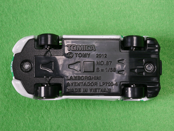 トミカ No.87 ランボルギーニ アヴェンタドール LP700-4ドバイ