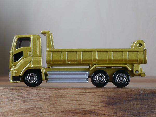 トミカ No.101 いすゞ ギガ ダンプカー : ミニカーのレビューブログ2