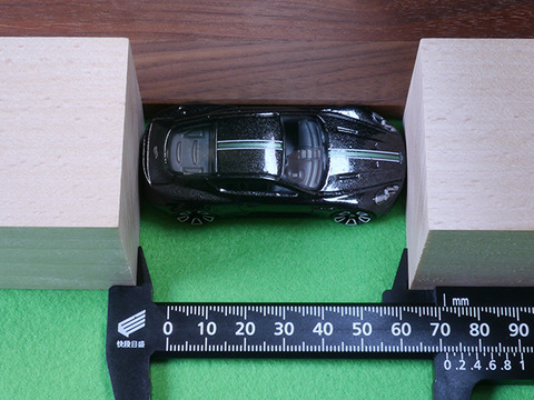 hot-wheels-Aston-Martin-DBS (15)