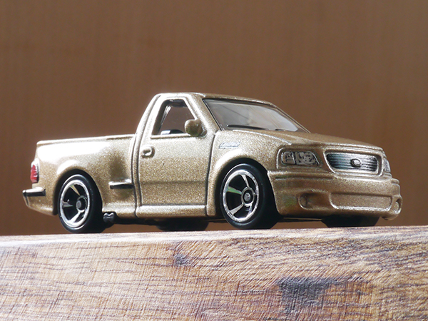 ホットウィール '99フォードF-150 SVTライトニング : ミニカーの