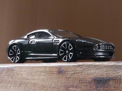 hot-wheels-Aston-Martin-DBS (2)