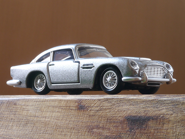 トミカプレミアム アストンマーティン Db5 ミニカーのレビューブログ2
