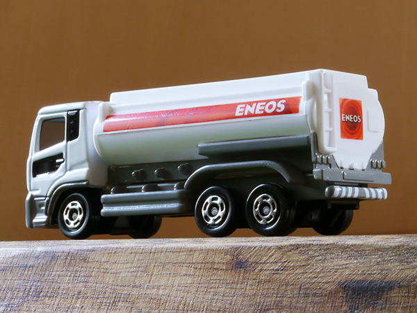 UD トラックス　90周年記念トミカ 未開封 トミカ UDトラックス90周年記念モデル - メルカリ