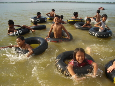 カンボジアに笑顔がいっぱい 孤児院の子どもたちと水遊び