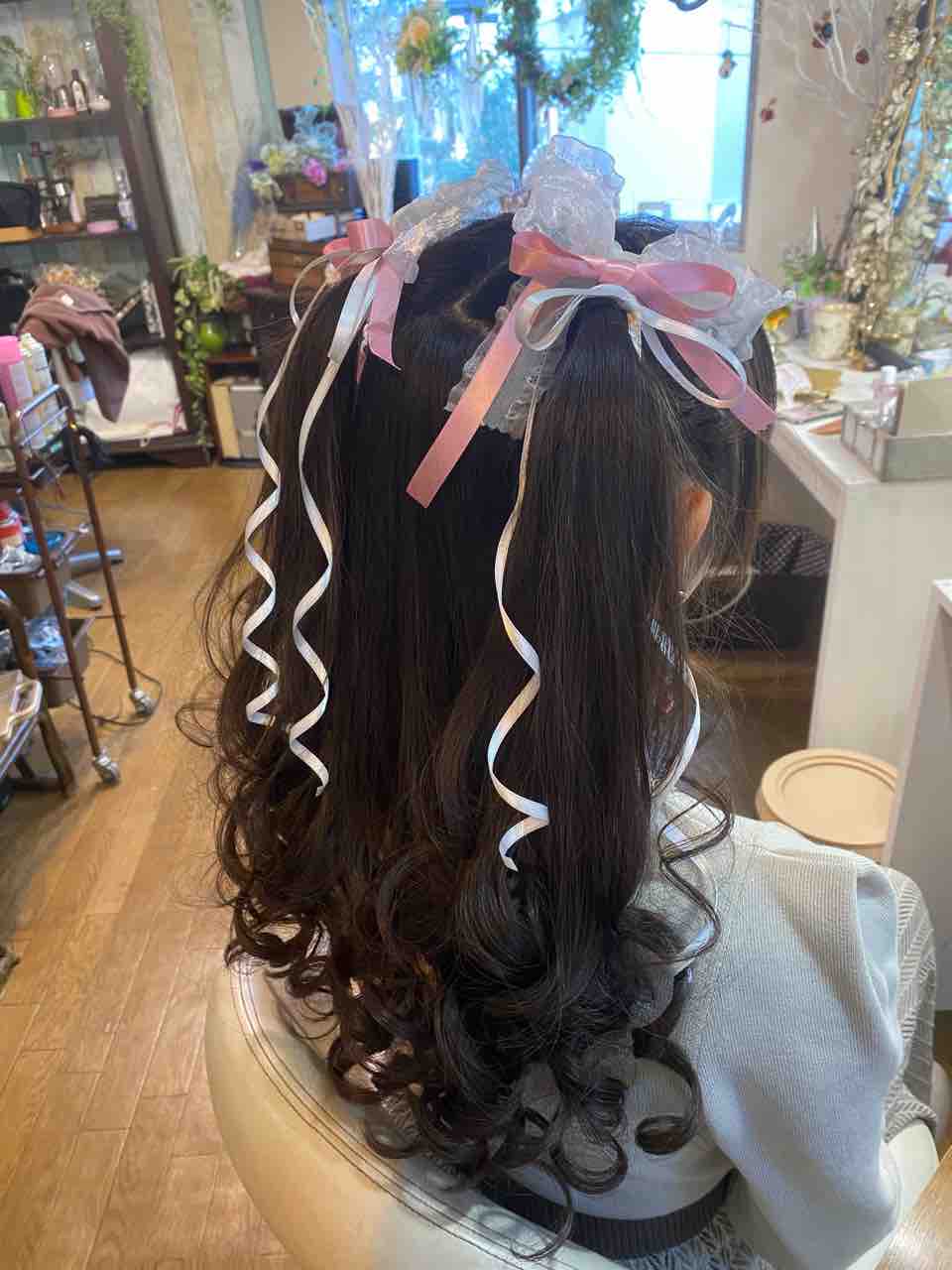 イベントヘア リボンツインハーフアレンジ 可愛いイベントヘアメイクのご相談は早朝予約可能なcobacoに 北千住cobaco 北千住で1番 可愛いヘアセット ヘアメイク 着物着付けのご相談はお気軽に Byconseils Beaute Cobaco