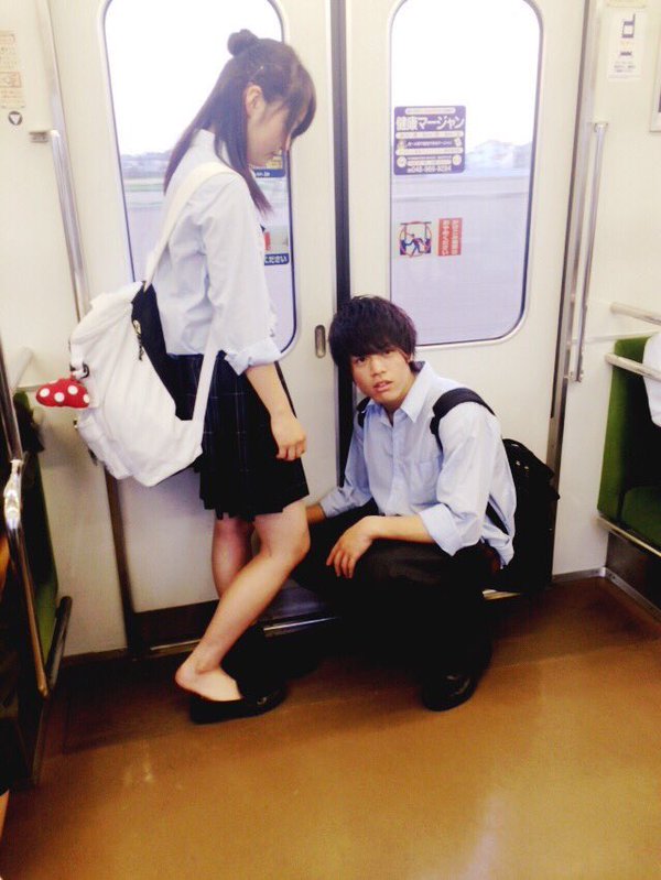 女子高生の間で制服ローファーの素足履きが流行 女子力アップまとめ