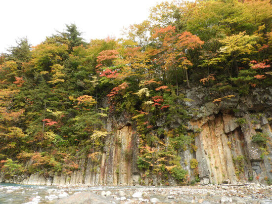 松川の紅葉と岩手山初冠雪 牧野林 Makinobayashi 松川の紅葉と岩手山初冠雪 牧野林 Makinobayashi