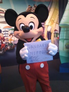 世界中だれだってほほえめば仲良しさ まこっぺのピンクな世界