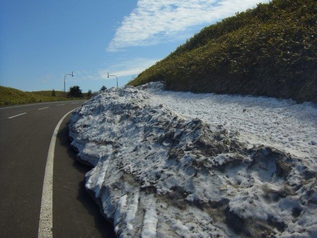 2012年北海道最果ての旅】宗谷丘陵『5月中旬でも雪の塊がある