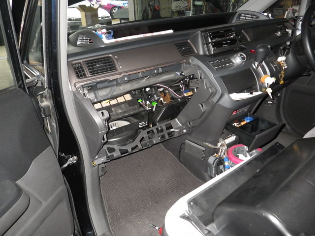 ステップワゴン エアコンフィルター交換 石川県より マコトオートサービスの職人なブログ