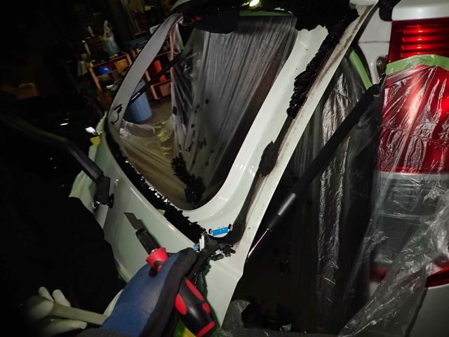 自動車リアガラス交換 日産モコ 石川県金沢市 マコトオートサービスの職人なブログ