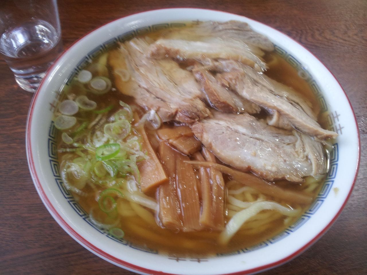 森田屋総本店 チャーシューメン 800円 <br>
かなりの人気店で、我々が食した後には行列が40人以上・・・