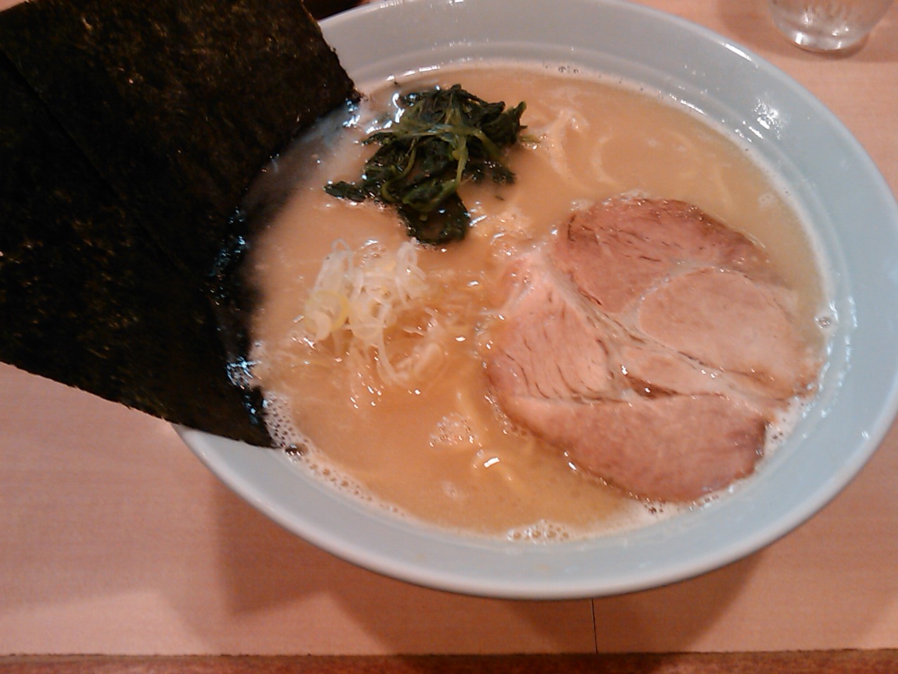らあめん工房 雪濃湯 牛骨 元味 680円<br>
この濃厚なスープは好みを左右する感じもあるが、自分的にはなかなか気に入った感じがする。