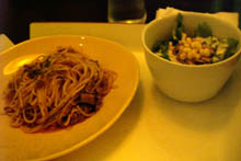 挽肉とモッツァレラのラグソースパスタ