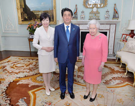 英女王と安倍さん