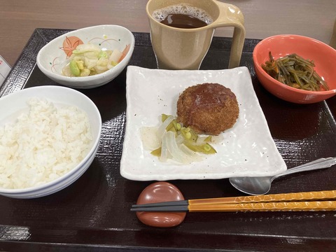 昼食チーズメンチカツ