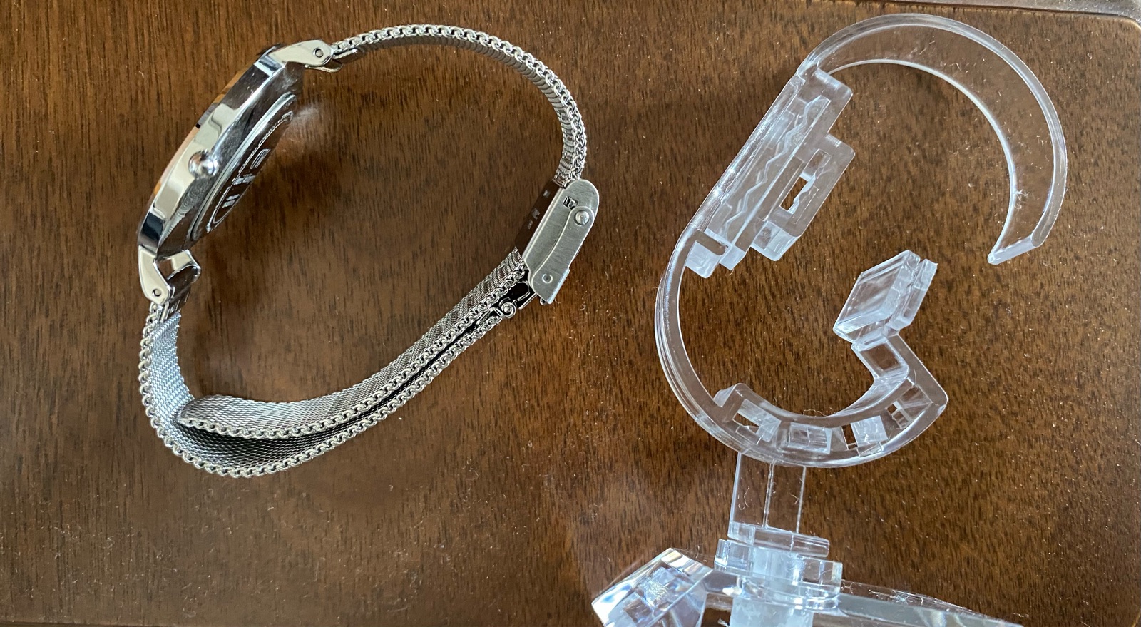 ダイソー 腕時計をオシャレに収納できる ディスプレイスタンド Platinum Influencers プラチナインフルエンサーズ Esse Online エッセ オンライン
