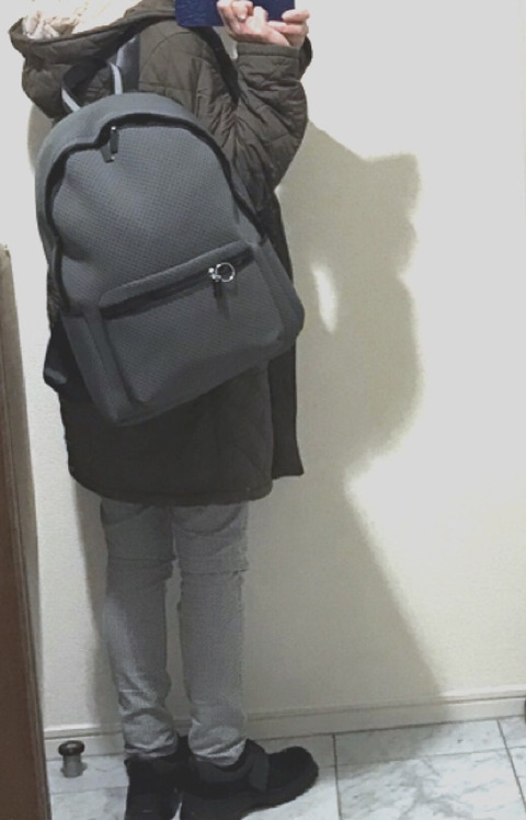ウェットスーツ素材で軽くて丈夫なリュック