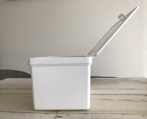 セリアの「フタがとまるケース」