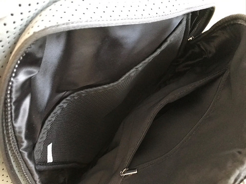 ウェットスーツ素材で軽くて丈夫なリュック