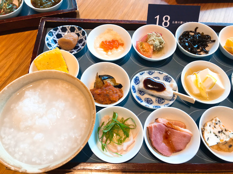 築地本願寺カフェの「18品の朝ごはん」