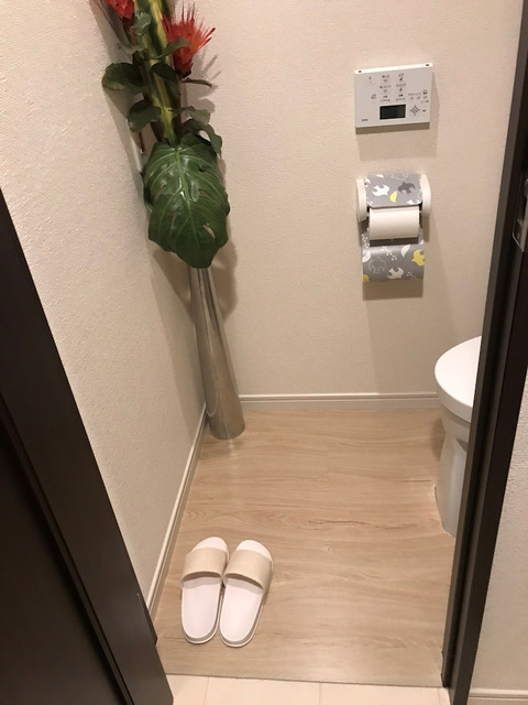 何度も貼ってはがせるフロアタイルでトイレのDIY