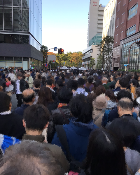 ガラス製の「かかとヤスリ」と即位パレード