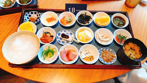 築地本願寺カフェの「18品の朝ごはん」