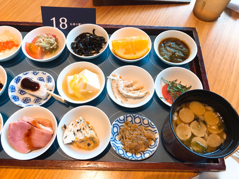 築地本願寺カフェの「18品の朝ごはん」