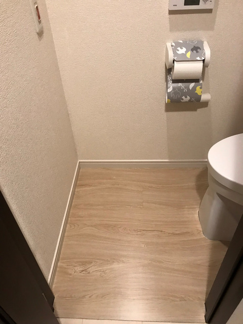 何度も貼ってはがせるフロアタイルでトイレのDIY