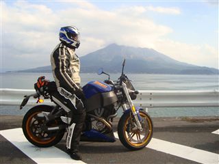 バイク乗りの服装って何でキモいの？上半身モ●コリしててアメフトみたいでマジウケるんだけどｗ