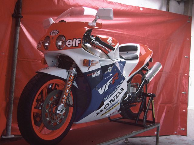 640px-Honda_VFR750R_4
