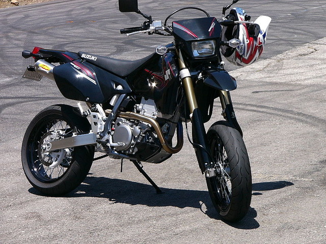 800px-Suzuki_DRZ400SM_black