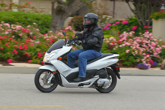 2011_Honda_PCX_Review_05