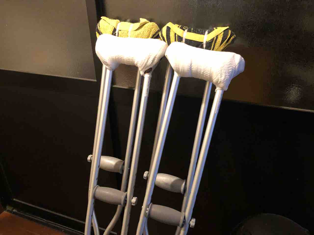 二対の松葉杖 備前 寝屋川本店