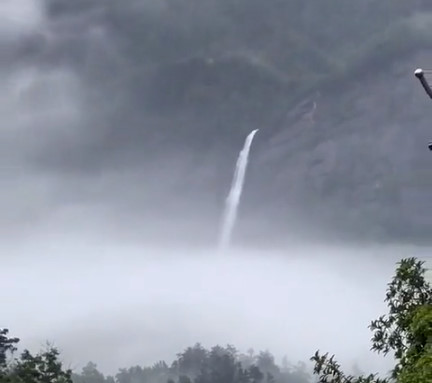 【中国の絶景】廬山の滝を見た人々「空から滝が湧き出ているみたいだ」