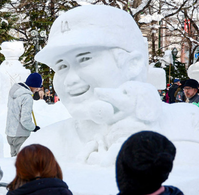 【海外の反応】大谷翔平とデコイの雪像が最高にクールだ