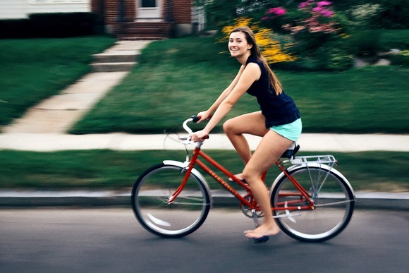 自転車に乗ってる人がノールックで車道にルートチェンジできる謎