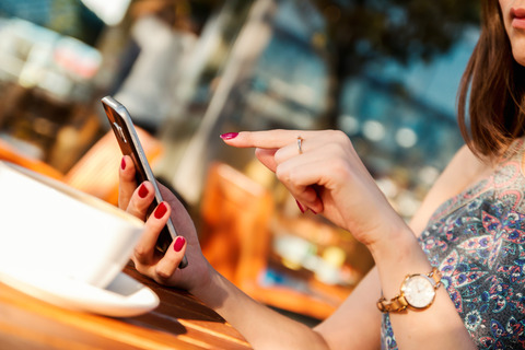 男「スマホに隠された他人の秘密が気になる」