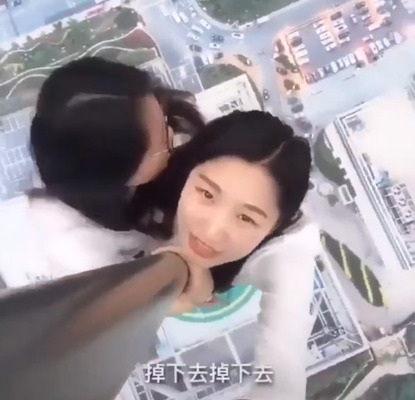 【ネタ動画】キレイ系の中国人女性がとんでもない場所からSNS投稿