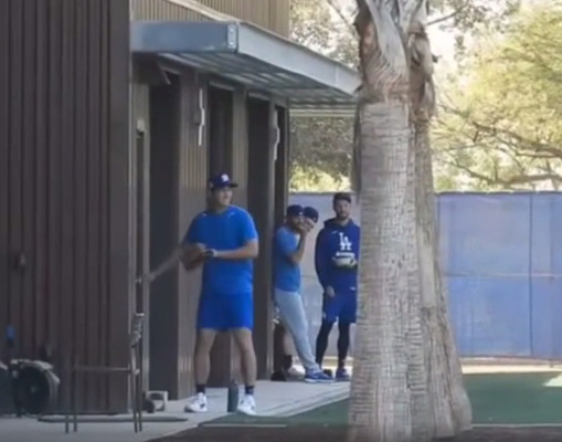 【動画】大谷翔平の練習を中断させてドアマンまでさせるワンちゃん