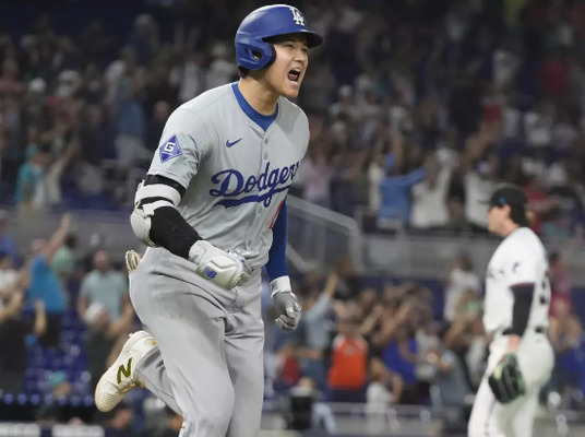 大谷翔平の50号ホームランボール争いが激化「これは俺のものだ」