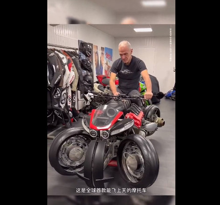 【動画】外国人「はぇ～これが空飛ぶバイクか～」