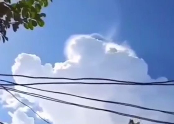 【動画】外国人「雲の中にエイリアンがいるのか？とっても不思議な現象だ」
