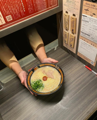 内気な外国人「日本のラーメン屋、一蘭のシステムは最高だね！！！」