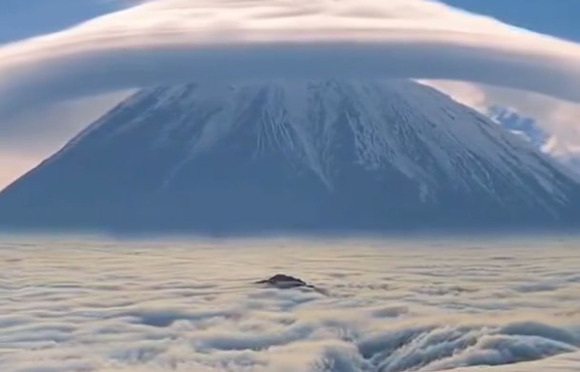 外国人「素晴らしい…日本の富士山はなんて幻想的なんだ」