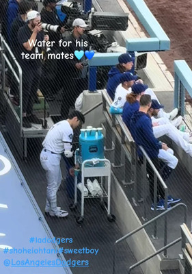 海外「大谷翔平がウォーターボーイしてる。彼はなんて日本的なのだろう。」