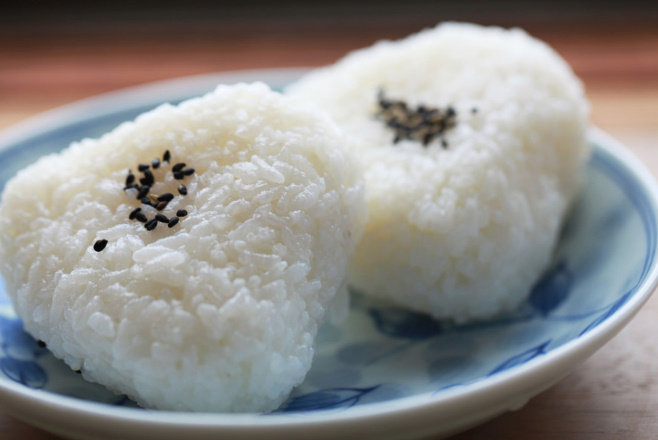 夜中に食べるおにぎりがマジで美味しい謎について