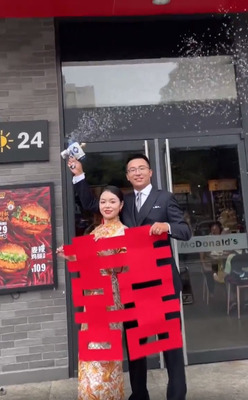 【衝撃】お金のない中国人カップルが結婚式場に選んだ場所 → まさかのマックウェディングだった